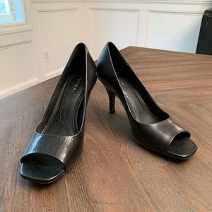 Tahari black open toe heels….very good condition!!